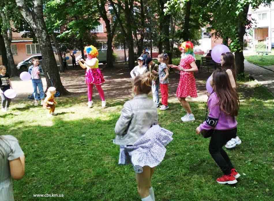Дитяче свято на майданчику біля бібліотеки-флії №3